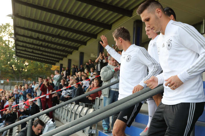 Thomas Müller begrüßt die Fans.
