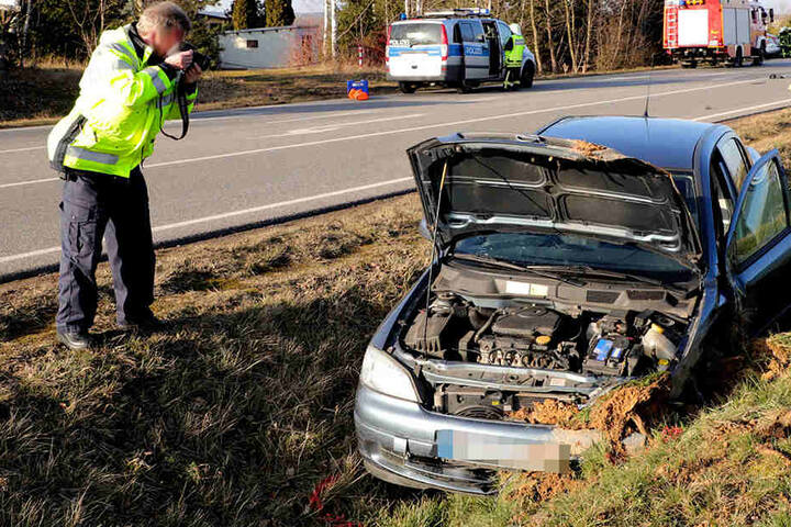 Der Opel schleuderte nach dem Zusammenstoß in den Straßengraben.