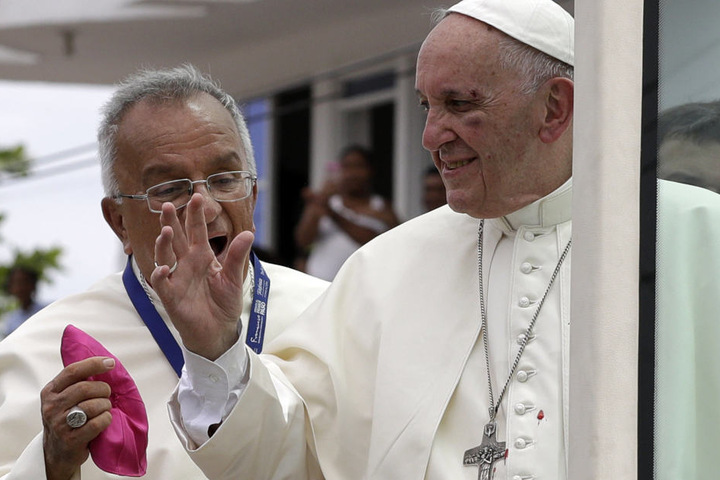 Papst Franziskus wurde dabei am Auge verletzt.