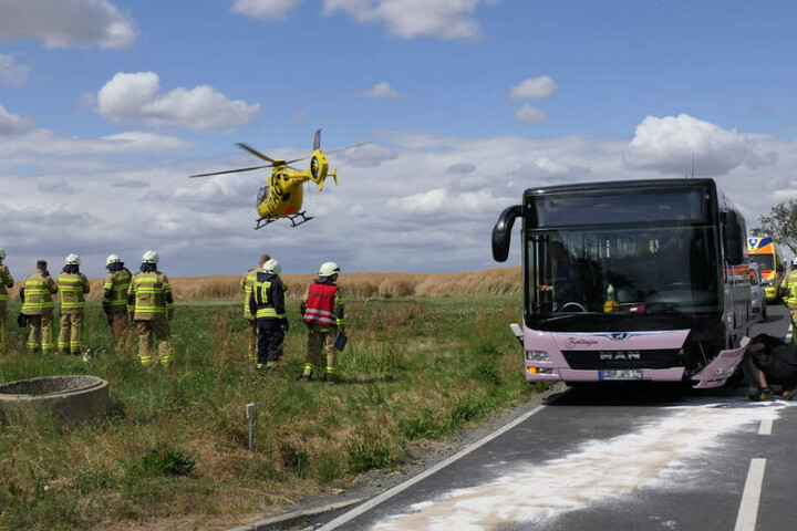 Ein Verletzter wurde mit dem Rettungshubschrauber in eine Klinik geflogen.