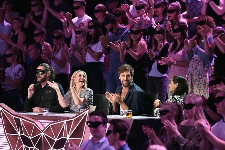 Das Rate-Team, Rea Garvey (l-r), Ruth Moschner, Max Giesinger und Collien Ulmen-Fernandes, steht in der neuen ProSieben-Show "The Masked Singer" im Studio.