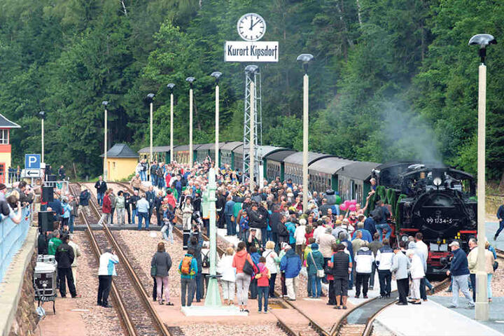 Großer Bahnhof bei der Schmalspurbahn in Kipsdorf.