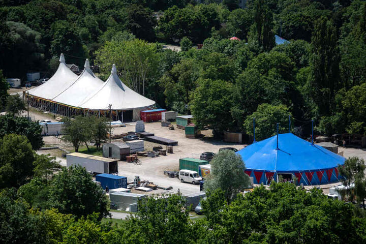 Zelte des Tollwood Sommerfestivals 2019 werden im Olympiapark Süd aufgebaut.