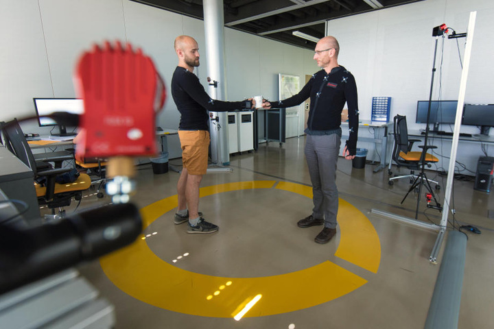 Roboter lernen über die Marker, wie sie eine Tasse übergeben müssen.