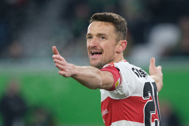 Christian Gentner hebt beim Spiel gegen den VFL Wolfsburg die Arme.