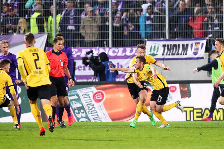 Mit 100 prozentiger Sicherheit der emotionalste Moment der Saison: Justin Löwe (Nr. 34) hat soeben in Aue den 2:1-Führungstreffer erzielt. Gelb-Schwarz drehte durch vor Glück.