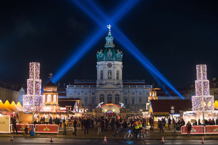 Was für ein Anblick: Der Weihnachtsmarkt vor dem imposanten Schloss Charlottenburg.