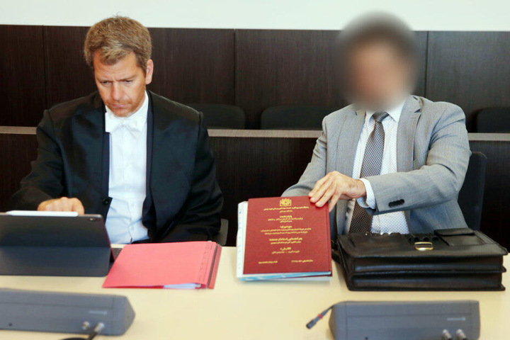 Anwalt Robert W. Kubach (links) und der Angeklagte am Freitag im Gericht.