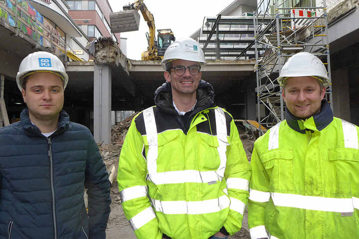 Leiten die Abbrucharbeiten: Tristan Brockmeier (Baugesellschaft für Ingenieurbau Glowienka), Carsten Knepper (Geschäftsführer Firma Wilhelm Knepper) und Dominik Borgert (Firma Knepper).