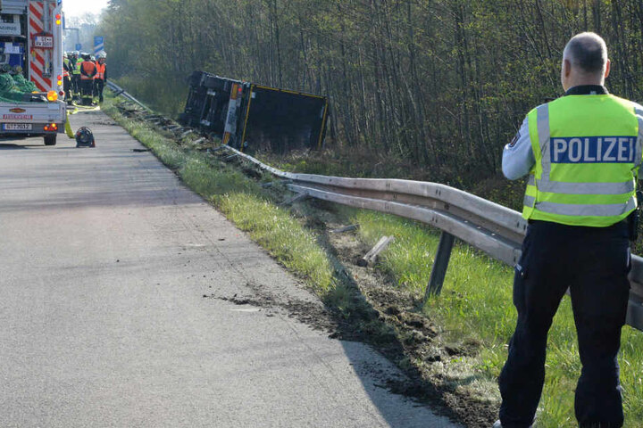 Der Lkw-Fahrer war nach rechts von der Straße abgekommen.