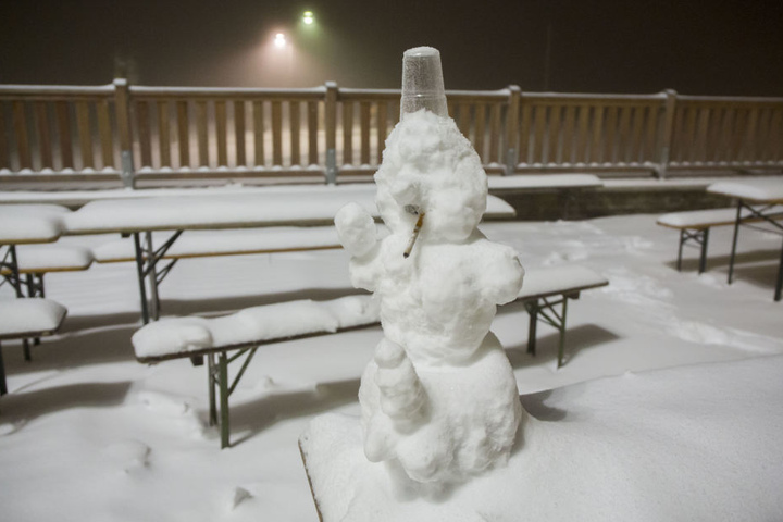 Auf dem Fichtelberg liegt der Schnee inzwischen 27 Zentimeter hoch und reicht auch wieder für kleine Schneeskulpturen.