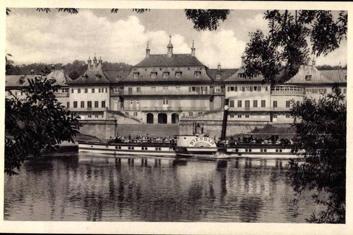 Hier legt eine Legende ab! Der Raddampfer "Diesbar" ist mit Baujahr 1884 das älteste Schiff der Weißen Flotte und muss nun wegen seines niedrigen Tiefgangs für die Pillnitz-Touren ran.