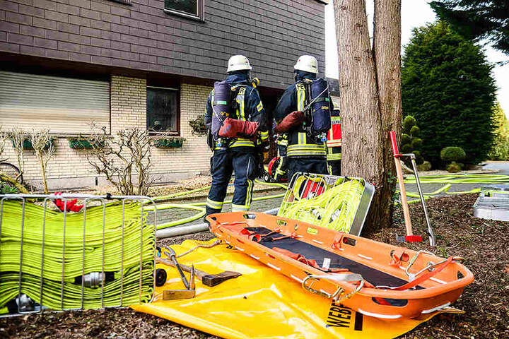 Wegen des starken Qualms musste die Feuerwehr mit Atemschutz arbeiten.