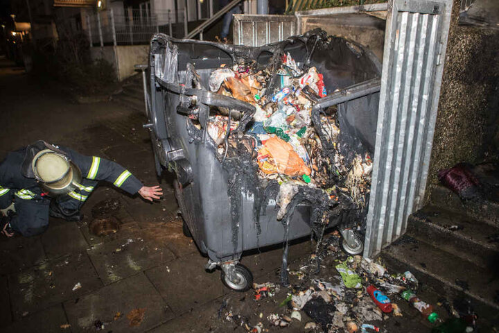 Ein Feuer zerstörte den Mülleimer.