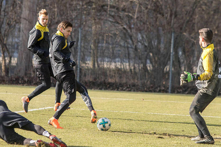 Pascal Testroet (3.v.l.) ist wieder am Ball - das Comeback rückt näher.