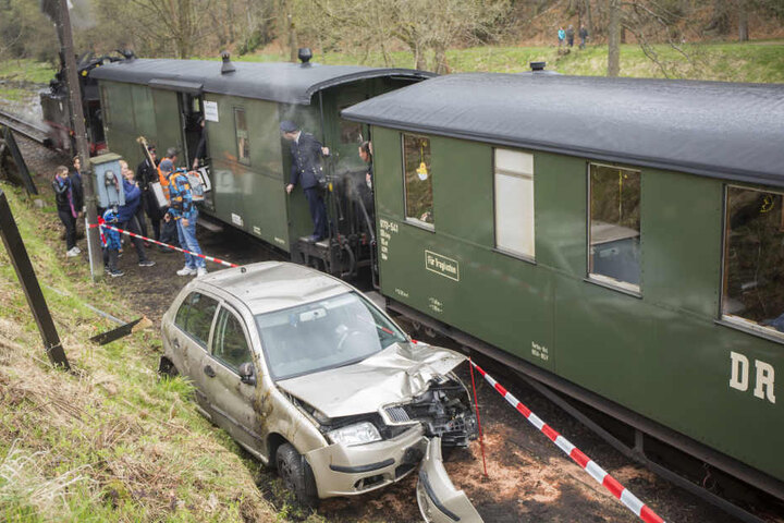 Der Skoda wurde neben der Bahnstrecke abgesichert.