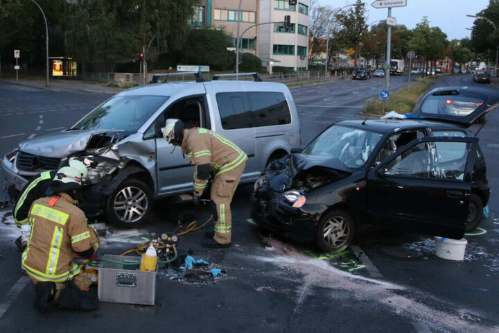Feuerwehrleute bei der Unfallstelle.