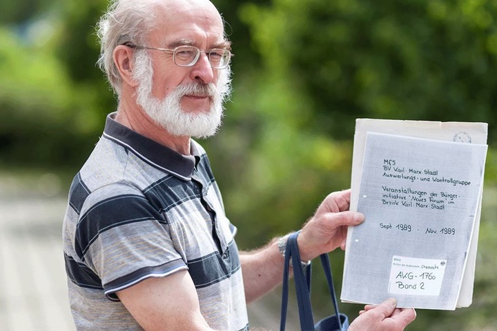 Hans-Jürgen Fischer (65) mit seiner Akte.