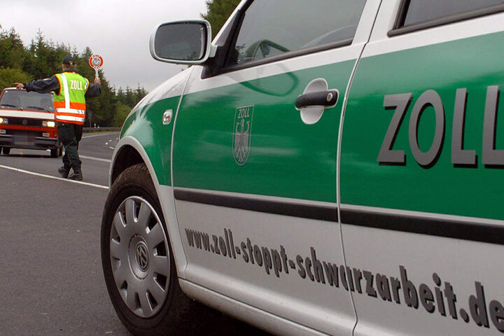 Auch der Zoll hat ein Auge auf die fahrenden Dachdecker aus Osteuropa. Zumeist arbeiten sie hier schwarz.