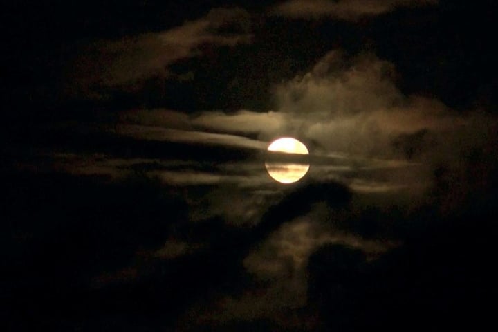 Wenigstens konnten die Autofahrer einen wunderschönen Vollmond beobachten.