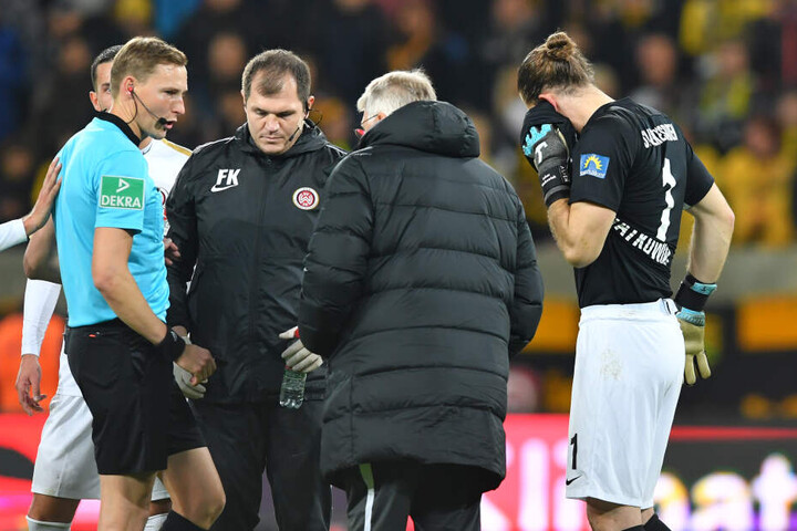 Wiesbadens Torhüter Lukas Watkowiak musste nach dem 1:0 für Dynamo und dem darauffolgenden Böllerwurf am Ohr behandelt werden.