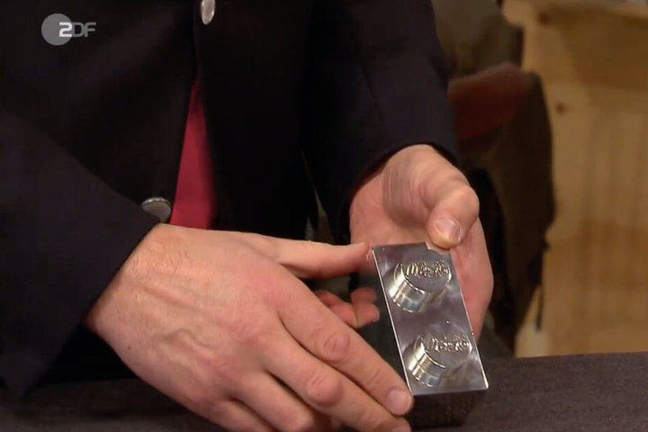 Ein schönes Stück: Detlev Kümmel schätzt den Wert des silbernen Lego-Steins auf bis zu 1000 Euro.