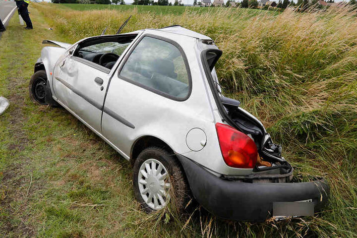 Der Ford wurde bei dem Unfall vollkommen demoliert.
