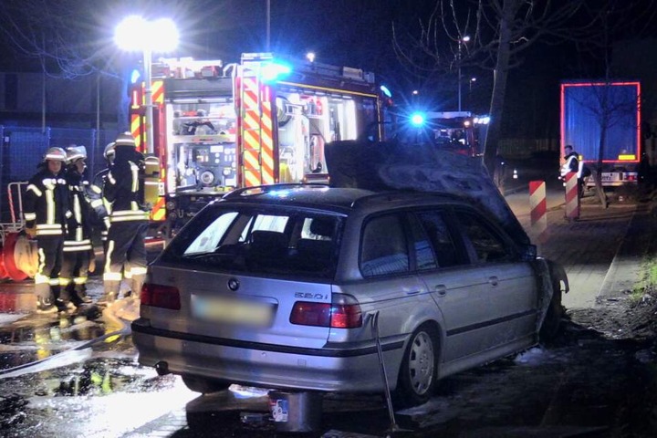 Die Feuerwehr löschte das Auto.