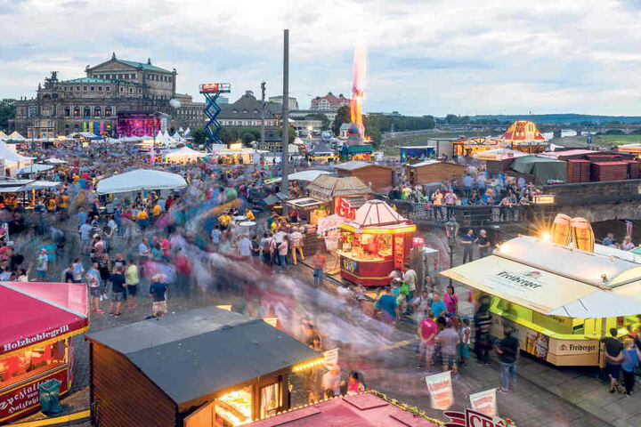 Auf dem Stadtfest 2016 kontrollierte das Amt auch die Stände an der
Augustusbrücke penibel.