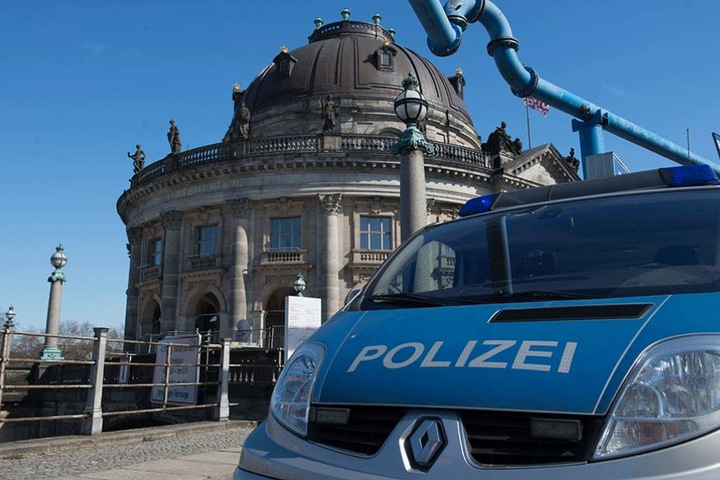 Ein Polizeifahrzeug steht vor dem Bodemuseum, aus dem die Münze geklaut wurde.