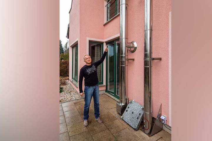 Hier hängt eine Kamera am Wohnhaus.