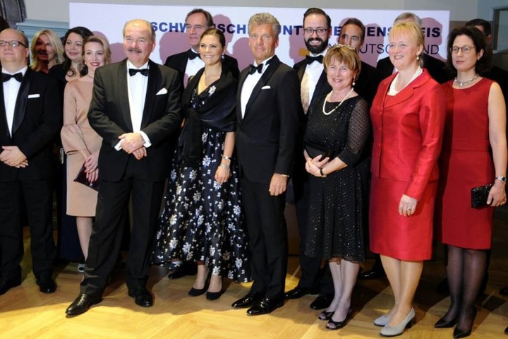 Auch Oberbürgermeister Burkhard Jung (6.v.l.) kam mit seiner Frau Ayleena (4.v.l.). Sachsens Justizminister Sebastian Gemkow (9.v.l.) war auch da.