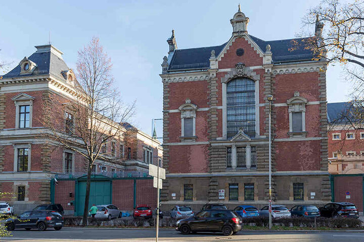 Die über 100 Jahre alte JVA in Zwickau. Aus diesem Gefängnis wollten drei Insassen im Oktober 2016 fliehen. Der Plan misslang.