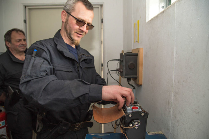 Rums auf Knopfdruck: Mit der Zündmaschine wird die Sprengung ausgelöst.