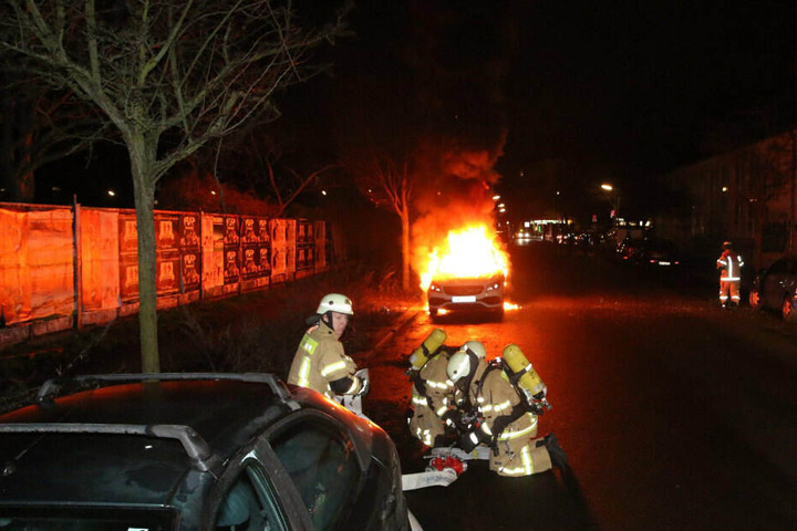 Der Mercedes steht in Vollbrand.