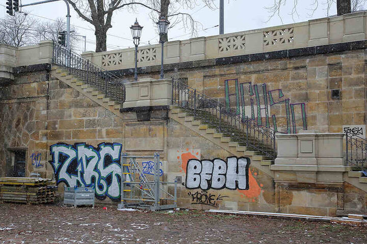 Über 100.000 Euro kostete die Graffiti-Entfernung an Brücken, Straßen und Parkautomaten.
