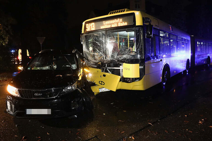 Bei dem Unfall wurden mehrere Personen, darunter auch der Busfahrer, verletzt.