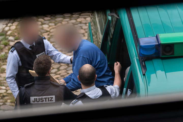 Justizbeamte bringen den wegen Kindesmissbrauchs Angeklagten zum Landgericht.