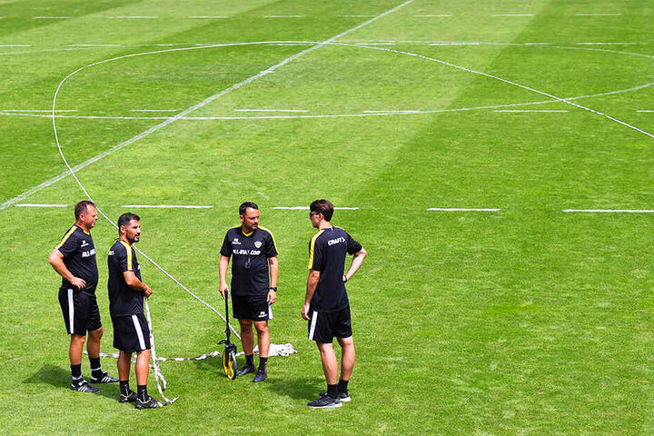 Chefcoach Cristian Fiel (2.v.l.) hat mit seinem Team das Spielfeld in Zonen unterteilt und bespricht die letzten Details der Übungseinheit. In jedem Training spielt die Taktik eine große Rolle.