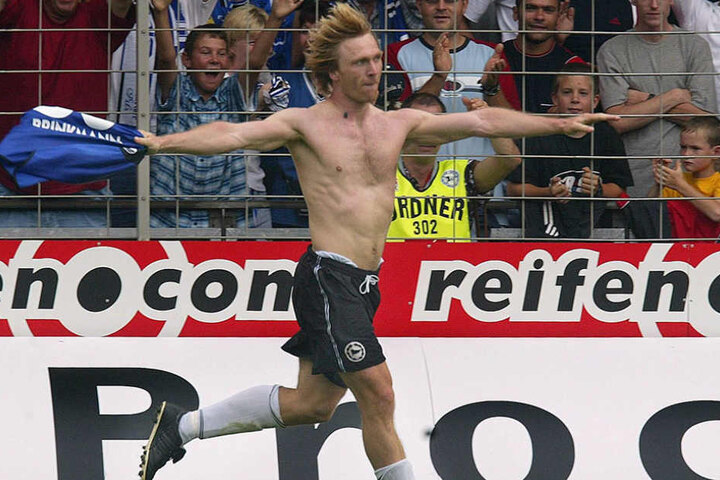 Ansgar Brinkmann dreht nach einem Tor für Arminia Bielefeld jubelnd ab. Er hat im Dschungel sein Longboard dabei.