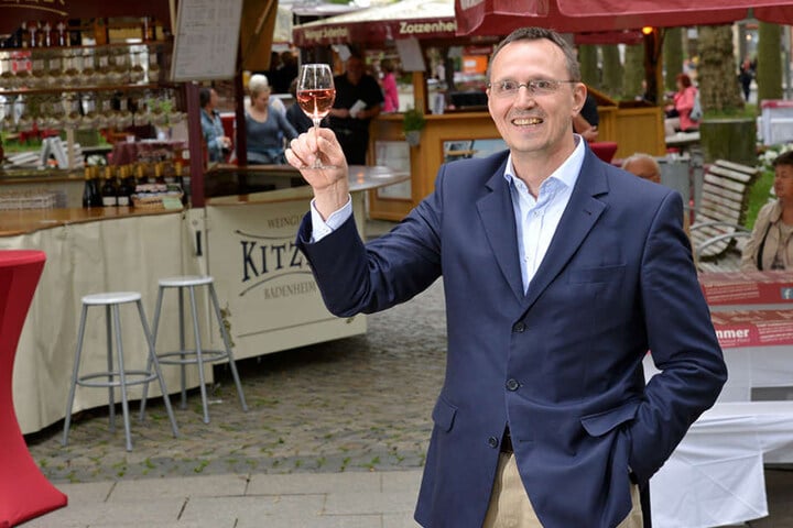 Weinfest-Organisator Michael Berger (53) wirbt für Wein aus Rheinland-Pfalz.
