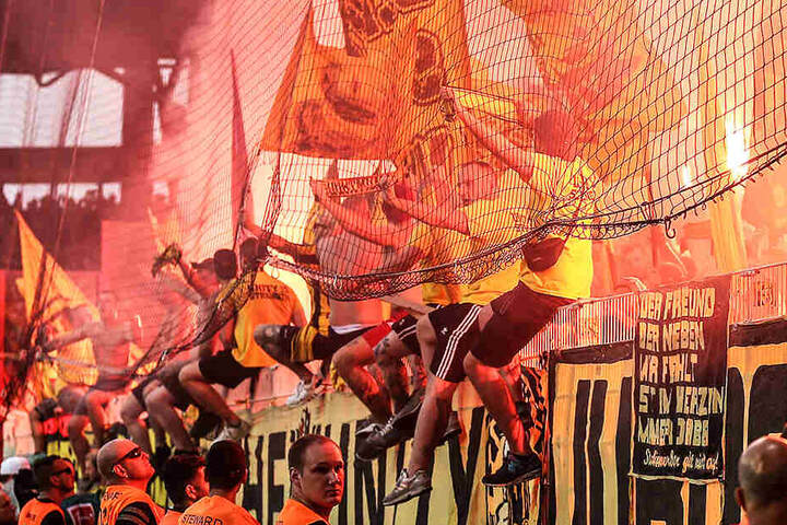Die BVB-Fans brannten ebenfalls Pyrotechnik ab.