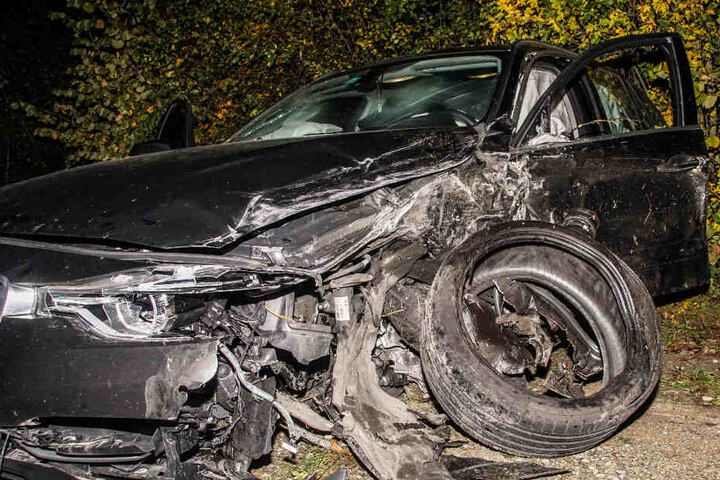 Ein Blick auf den völlig zerstörten Audi.