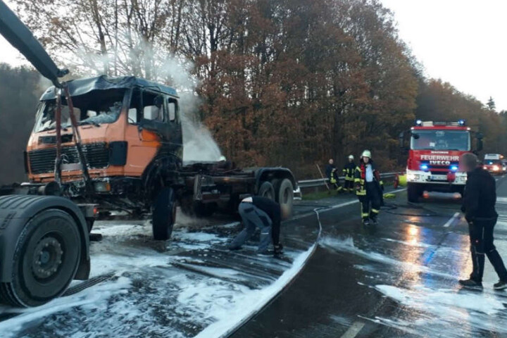 Die Fahrerkabine brannte vollständig aus.