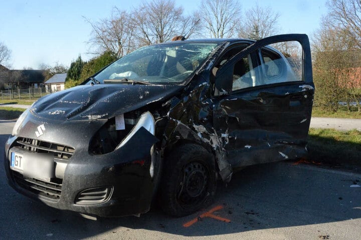 Der Suzuki kam den anderen Autos entgegen und wurde ebenfalls vom Pick-up erwischt.