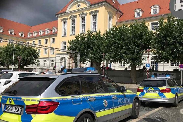 Ein Großaufgebot der Polizei ist in Herford vor Ort.