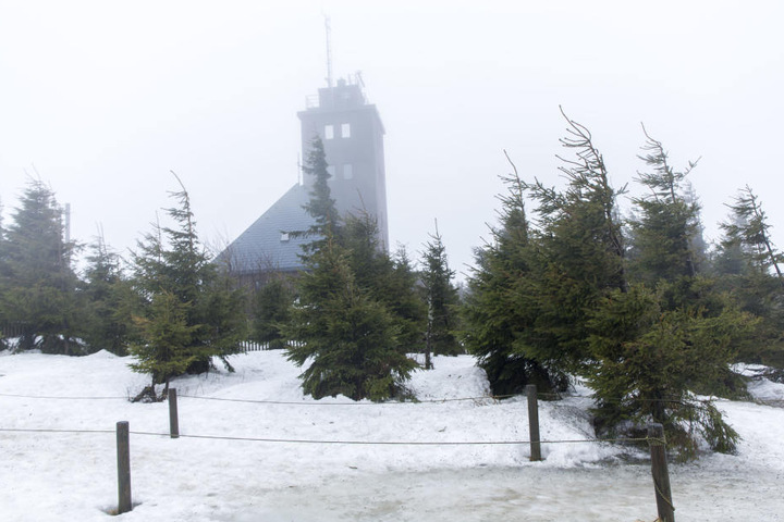 Auf dem Fichtelberg kann es auch am Wochenende noch stürmisch werden.