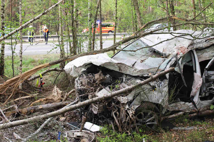 Das völlig demolierte Audi-Wrack musste von der Feuerwehr aus dem Wald geschnitten werden.