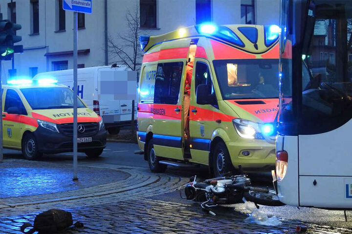 Rettungskräfte versorgten den Mopedfahrer nach dem Zusammenstoß.