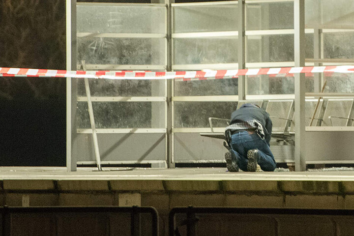 Ein Entschärfer der Polizei untersucht in Hamburg auf dem S-Bahnhof Veddel einen Tatort.